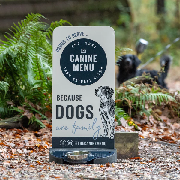 The Canine Menu grindinio stovas su vandens dubeniu